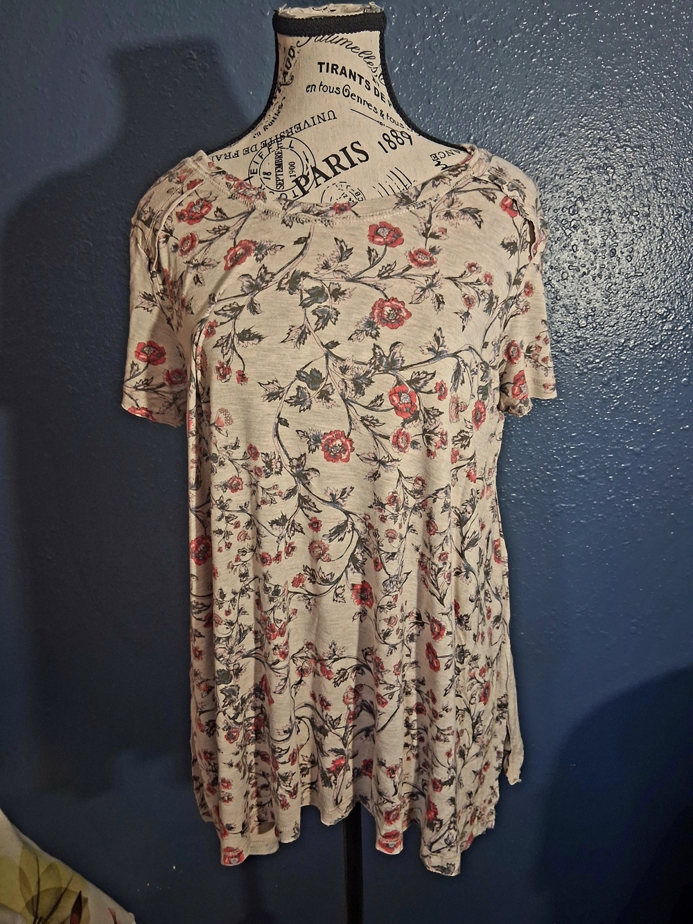 Jessica Simpson Maternity Cream Floral Nursing Top With Side Panels Large